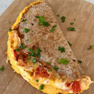 Омлет в тортила с прошуто Кото и салам Милано 