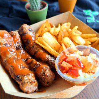 Тройка кебапчета на барбекю с пържени картофки (450г)