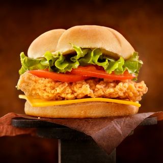 Пилешки бургер с картофки