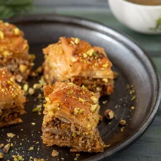 Баклава с топка сладолед (150г)