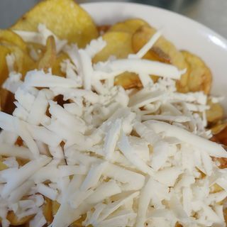 Домашен картофен чипс със сирене (320г)