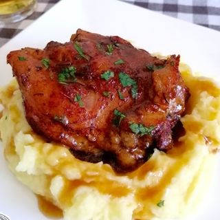 Печен телешки джолан със сос и картофено пюре (450г)