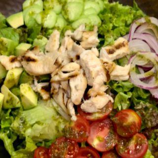 Боул салата Грин с пилешко месо (300г)