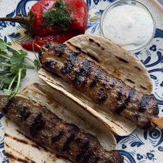 Адана кебап с лаваш и печена чушка (350г)