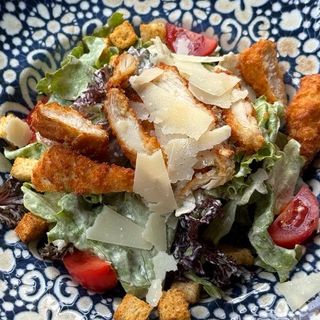 Салата Цезар с хрупкаво пиле (300г)