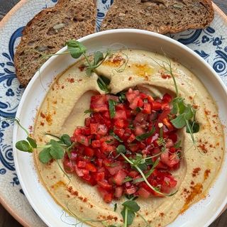 Хумус поднесен със свежи зеленчуци (180г)