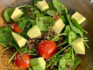 Салата от спанак с авокадо и киноа (250г)