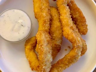 Хрупкави пилешки пръчици с млечно-чеснов сос (220г)