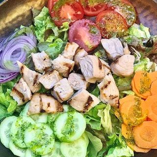 Боул салата Грин с пилешко месо (300г)