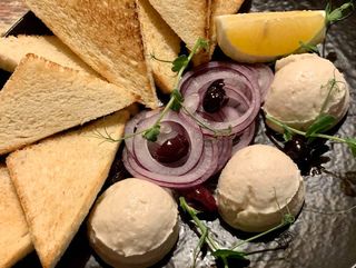 Тарама хайвер с домашен хляб (150г)