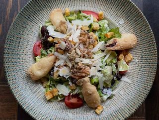 Салата Цезар с хрупкави бейби калмари 300гр