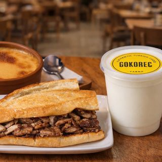 Кокореч в хлебче & Сютлаш