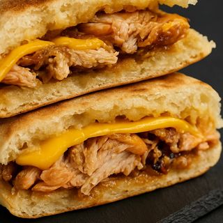 Тост с пилешко и чедър