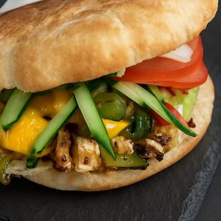 Сандвич с чедър и пилешко месо