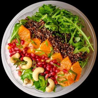 Зелена салата с киноа, мандарини, нар и портокалов дресинг (200г)