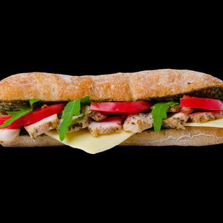 Чабата с мариновано пиле, домат и песто