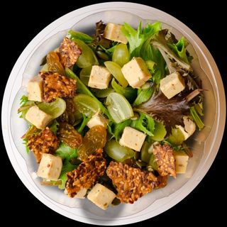 Зелена салата с грозде, крекери, сирене от кашу (210г)и бадемов дресинг