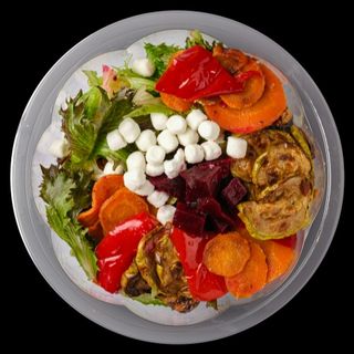 Салата с френско козе сирене и печени зеленчуци (320г)