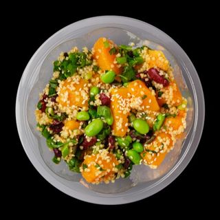 Салата с едамаме, просо и печена тиква (320г)