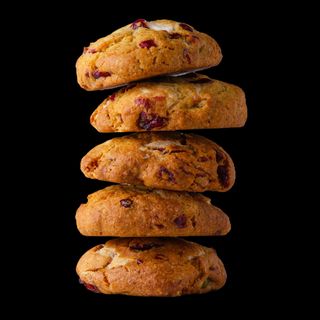 Бисквита с бял шоколад, шам фъстък и боровинки (1бр/50г)