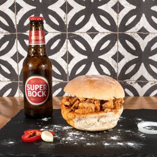 Bifanita sandwich (330g) with Portuguese beer 
