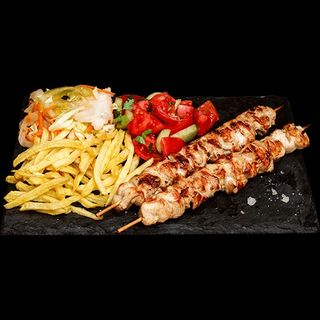 2бр пилешки шишчета + 2бр гарнитури + пърленка