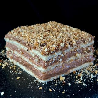 Домашна бисквитена торта с Нутела и орехи