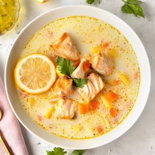 Рибена супа с кейл и сьомга