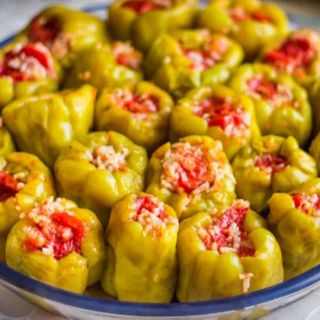 Пълнени чушки със сирене и яйца