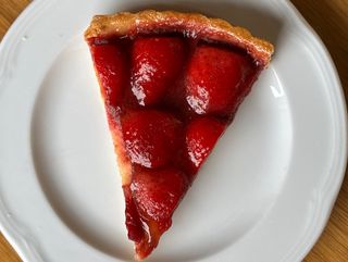 Френски тарт с манго с ягода