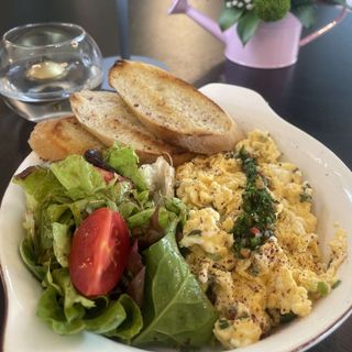 Бъркани яйца със сирене