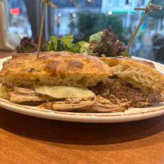 ДЪРПАНО СВИНСКО МЕСО ВЪВ ФОКАЧА