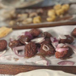 Суджук на плоча