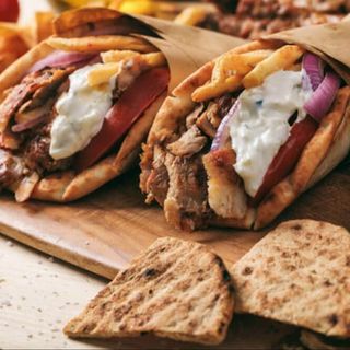 1 пилешки + 1 телешки гирос + 2бр кола 330мл