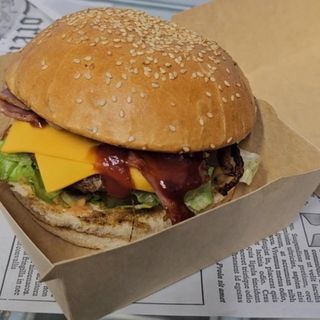 Чийзбургер (400г) картофки (100г)