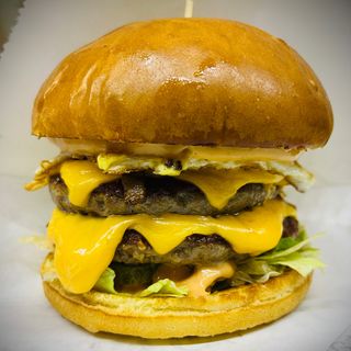 Двоен Чийзбургер (500г) картофки (100г)