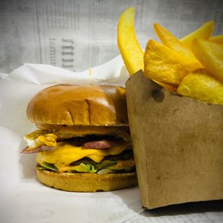 Бургер неразделка (450г) пържени картофки (100г)