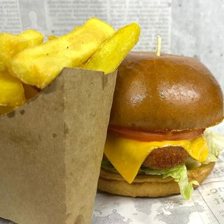 Хрупкав пилешки Бургер (400г) пържени картофки (100г)