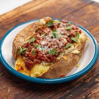 Малък Печен пълнен картоф с домашна телешка кайма (400г)