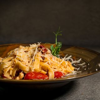 Пастас пиле и червено песто 400г