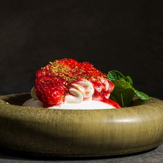 Меренг с крем от маскарпоне и ягоди 150г