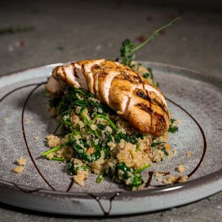 Пуешко филе на грил с киноа и бейби спанак 400г