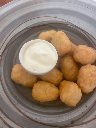 Пикантни крокети с млечен сос