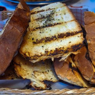 Гръцки хляб със зехтин и риган