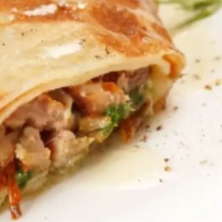 Палачинка с карамелизиран лук и пил.филе