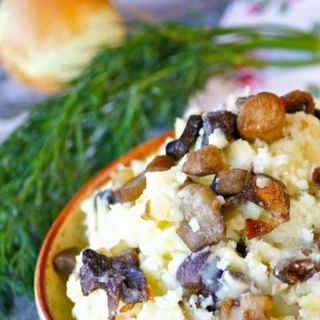 Св.месо с гъбен сос и картофено пюре