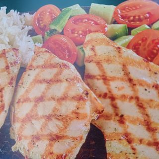 Пил.филе на скара с домати и краставици,ориз