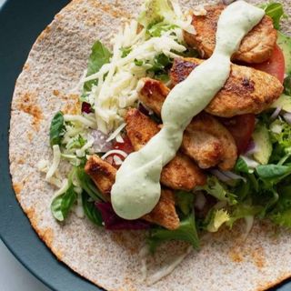 Тортила с пилешко филе и спанак,авокадо