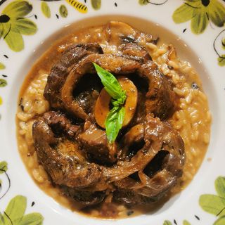 Котлет от млечно телешко, вино Марсала, диви гъби, мащерка 400г