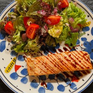 Сьомга филе със сос Териаки,свежи салатки и запечено авокадо 250г